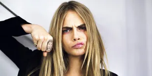 Foto: Para Supermodel Holly Dengan Tattoo Kecil Yang Eye-Catching