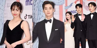 FOTO: Parade Bintang Korea di Red Carpet 2019 SBS Drama Awards: Kedatangan Pemain 'EXTRAORDINARY YOU' & Gantengnya Cha Eun Woo Curi Hati