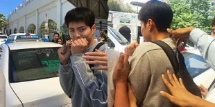 FOTO: Park Bo Gum Dipegang-Pegang Saat Tiba di Bandara Filipina