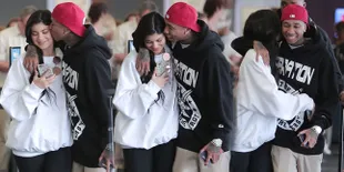 FOTO: Peluk - Cium, Ini Momen Mesra Manja Kylie Jenner dan Tyga