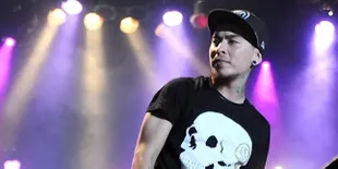 [FOTO] Peluk Islam, Ini Bukti Beery Saint Loco Makin Religius 