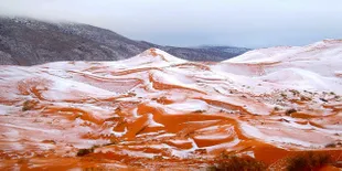 FOTO: Penampakan Saat Salju Turun di Gurun Sahara, Bikin Takjub!