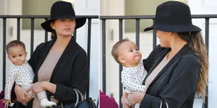FOTO: Pipi Merah Bayi John Legend & Chrissy Teigen, Bikin Gemas!