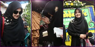 Foto Pipik Istri Almarhum Uje Melayat Ayah Julia Perez