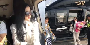FOTO: Princess Syahrini Landing Manja Dari Helicopter di Bandung