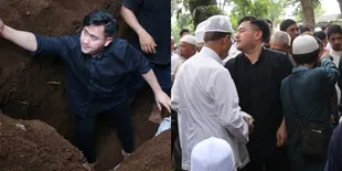 Foto Proses Pemakaman Ayah King Nassar, Tampak Tegar dan Ikut Turun ke Liang Lahat