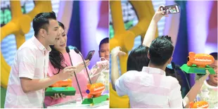 FOTO: Raffi Ahmad & Nagita Slavina Selfie Mesra di Atas Panggung!