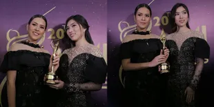 FOTO Raih AMI Awards 2017, Raisa & Isyana Sempat Lari ke Panggung