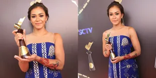 FOTO Raih Piala FFB 2017, Adinia Wirasti Akui Masih Ingin Belajar