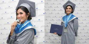 FOTO: Raih Sarjana Setelah 7 Tahun Kuliah, Ini Cerita Baby Niken