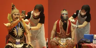 Foto Ratusan Seniman Jalani Program Vaksinasi Kedua, Ada Sosok Hanoman hingga Gatotkaca