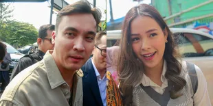 Foto Rendy Kjaernett dan Lady Nayoan di Sidang Perdana, Tersenyum Ramah Meski Dikerubungi Banyak Orang