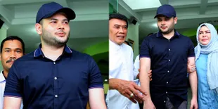 FOTO: Resmi Bebas, Ridho Rhoma Tersenyum Ditemani Sang Ayah & Ibu