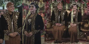 FOTO Resmi Menikah Senyum Kahiyang Ayu & Bobby Duduk di Pelaminan