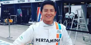 FOTO: Rio Haryanto Dalam Balutan Kostum Balap Ini Bikin Bangga!