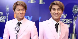 Foto Rizky Billar Mencium Penghargaan Pertamanya Sepanjang Karir, Penuh Senyum Kebahagiaan