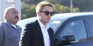 Foto Robert Pattinson Berduaan Dengan Wanita Misterius