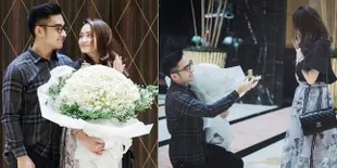 FOTO: Romantis & Mesra, Tommy Rumengan Resmi Lamar Kekasihnya