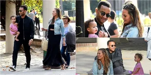 FOTO: Romantis! Chrissy Teigen & John Legend Piknik di Taman