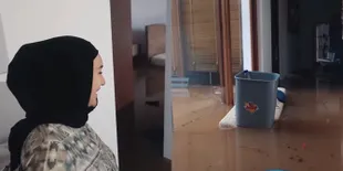 Foto Rumah Irish Bella dan Ammar Zoni Kebanjiran, Lantai Bawah Terendam - Sofa Ngambang