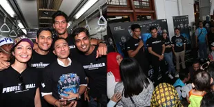 FOTO: Sapa Fans di Stasiun, Ini Keseruan Pemain THE PROFESSIONALS