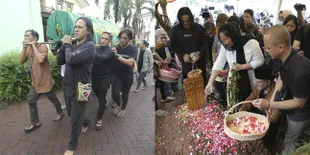 FOTO: Saudara dan Para Kerabat Antar Kepergian Ria Irawan ke Tempat Peristirahatan Terakhir