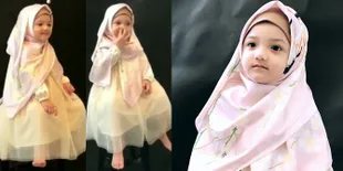 FOTO: Seperti Boneka, Arsy Jadi Model Produk Hijab Ashanty