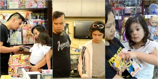 Foto Seru Saat Ahmad Dhani - Dul dan Safeea Jalan-Jalan di Mall