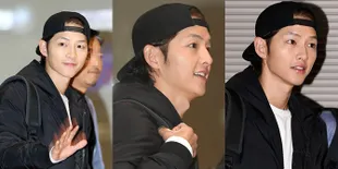 Foto Song Joong Ki Menuju MAMA 2018 Hong Kong, Simple & Gondrong