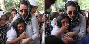 FOTO: Sophia Latjuba Setia Mendampingi di Tengah Duka Ariel NOAH