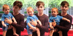 Foto Stefan William Gendong Anaknya Baby Cio, Makin Mirip?