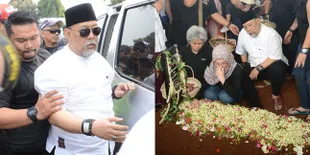 FOTO: Suasana Haru Pemakaman Istri Indro Warkop Dihiasi Kesedihan