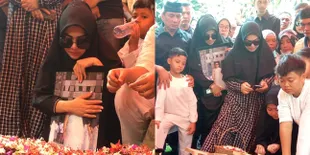 FOTO: Suasana Haru Pemakaman Kakak Syahrini Diselimuti Kesedihan