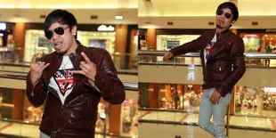 FOTO: Sudah Jadi Icon, Ian Kasela Main Film Tanpa Kacamata Hitam