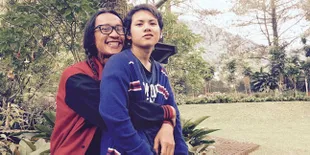 FOTO: Suka Peluk Dari Belakang, Bukti Cinta Aming Buat Istrinya