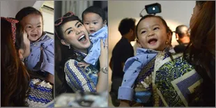 [FOTO] Super Cute! Baby Alfath Temani Bunda Bella Shofie Syuting