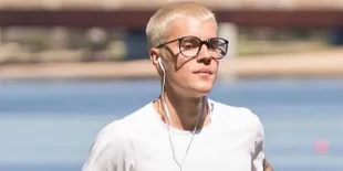 Foto: Sweet! Justin Bieber Berpelukan Dengan Para Fansnya