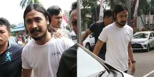 FOTO: Tak Beri Komentar, Ello Tiba di RSKO Masuk Lewat Pintu IGD