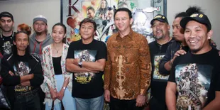 FOTO: Tak Mau Ketinggalan, Ahok Pun Nonton Bareng 'COMIC 8'