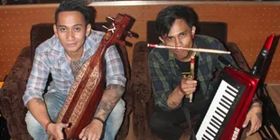 Foto: Tampil di Bosnia, V1MAST Bawa 100 Kilogram Alat Konser