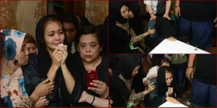 FOTO: Tangis Haru Istri di Depan Jenazah Herman Seventeen