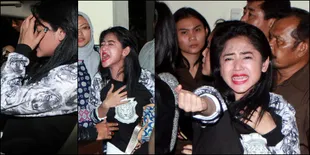 Foto Tangis Histeris Dewi Perssik Saat Akan Dibawa ke Rutan