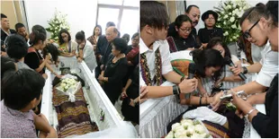 FOTO Tangis Keluarga Eddy Silitonga di Prosesi Tutup Peti Jenazah
