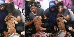 FOTO: Tangis Sedih Ariel NOAH Menunduk di Depan Makam Sang Ayah