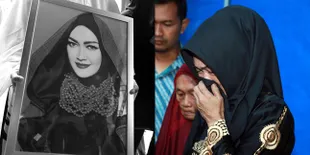 FOTO: Tangisan Sang Bunda & Adik Saat Kunjungi Makam Julia Perez