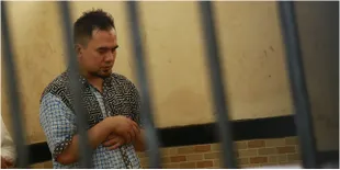 FOTO Tegar, Saipul Jamiell Masih Jalankan Salat di Balik Penjara 