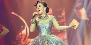 [FOTO] Tersakiti Cinta, Syahrini Tiduran Lalu Nangis di Pantai!