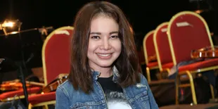 FOTO Tiket Konser Sold Out, Rossa Akan Pakai Kostum Seberat 15 Kg