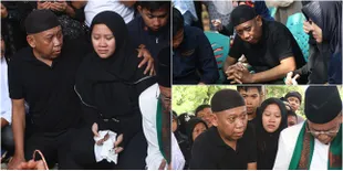 FOTO Tukul Arwana di Pemakaman Sang Istri, Tak Kuasa Tahan Tangis