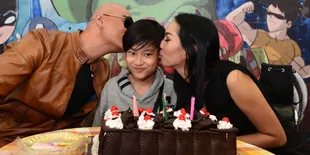 FOTO: Ultah Bahagia, Azka Corbuzier Dapat Kue & Ciuman Orangtua